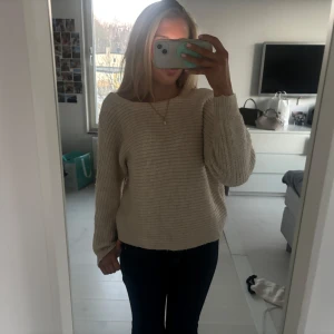Beige stickad tröja med öppen rygg - Så söt beige stickad från Mango! Köpt här på Plick för nåt år sen men säljer då den tyvärr inte kommer till användning längre. Perfekt till vår och sommar med den öppna ryggen!🤍🤍