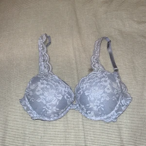 Ljusblå spets-bh - Köpte för 450 och har knappt använt den, köpt för 1,5 år sedan så därför billigare. Det är en elegant blå bh med vacker spetsdetaljering. Bh:n har justerbara axelband och en mjuk kupa för extra komfort. Perfekt för att känna sig både bekväm och stilfull.