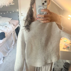 Beige stickad tröja från Gina Tricot - Jättefin beige stickad tröja från Gina tricot i storlek M!💘 