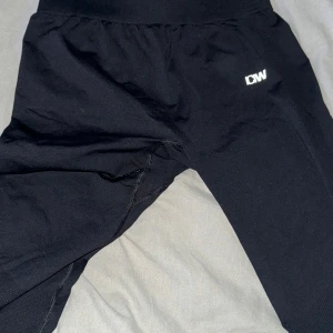 Svarta tights från ICANIWILL - Säljer ett par svarta tights från ICANIWILL i storlek M. De är perfekta för träning med en bekväm passform och elastisk midja. Tightsen har en diskret logga på sidan och är tillverkade i ett stretchigt material. Nypris 599kr