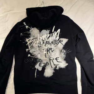 Balmain Hoodie  - Snygg zip hoodie från balmain med lite slitningar, sjukt snygg men har tyvärr inte kommit till så mycket användning. Pris kan diskuteras vid smidig affär. Nypris runt 7700 om jag inte minns fel 