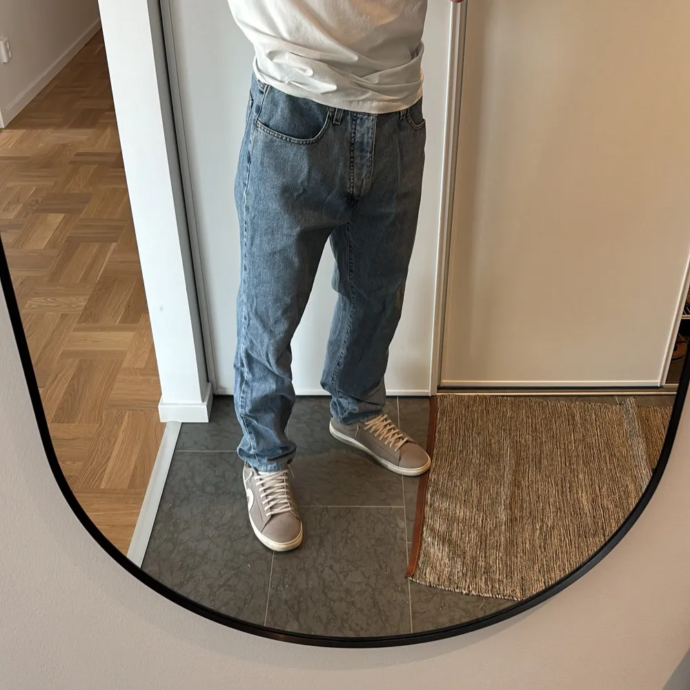 Tja! đ SĂ€ljer ett par vĂ€ldigt snygga jeans frĂ„n armani. Byxorna Ă€r handgjorda i Italien och Ă€r vĂ€ldigt sĂ€llsynta. Perfekt för den som gillar lite mer baggy fit. Modellen Ă€r 180cm i och vĂ€ger 65kg. Byxorna Ă€r min fars gamla. Farkut & Housut.