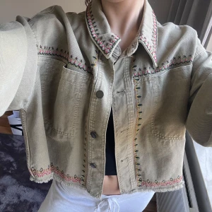 jacka  -  jacka med detaljer!