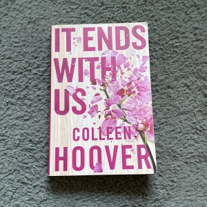 It Ends With Us - Säljer boken 'It Ends With Us' av Colleen Hoover. Som är väldigt populär och på engelska. Perfekt för dig som älskar gripande och känslosamma berättelser. En bok som verkligen berör och stannar kvar länge efter att sista sidan är läst.