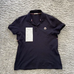 Moncler piké - Säljer nu min Moncler piké i väldigt bra skick inga hål eller fläckar på tröjan. Nypris 2600 mitt pris 1000! Skriv för mer information.