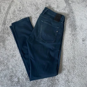 Replay Anbass Jeans  - Tja! Säljer dem här snygga och efterfrågade Replay Anbass Jeansen. Storlek W32 L34, Skick 9/10, Färg Mörkblå, Nypris cirka 1500 nu endast för 349kr! Hör av er vid minsta lilla fråga eller fundering! 