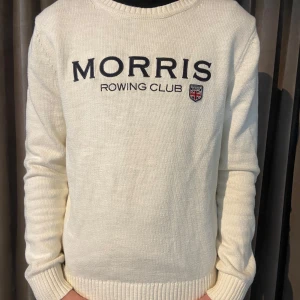 Vit stickad tröja från Morris - Säljer en stilren vit stickad tröja från Morris i storlek S modellen i bilden är 175 så tröjan passar någon 170-180. Vårt pris nu bara 249 men kom gärna med bud. Hör av er vid minsta fundering😊
