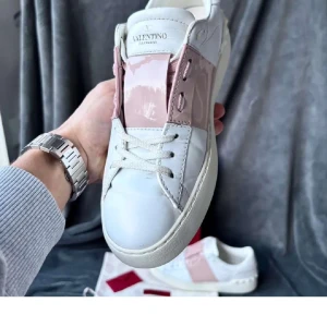 Valentino open - Orginalstorlek: 38 eu, fråga om innermått vid osäkerhet | ingår: box, kort, dustbag | fraktar spårbart eller möts upp i Täby📍