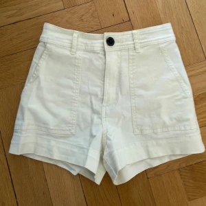 Vita shorts  - Vita shorts från hm i storlek 34! De har en liten defekt på baksidan av shortsen som man kan se på bild 2❤️