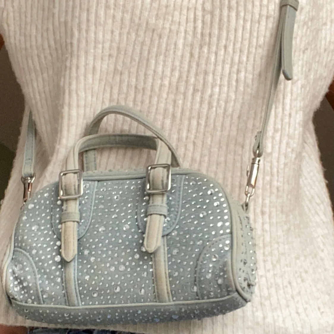 Glittrig axelväska i jeansmaterial