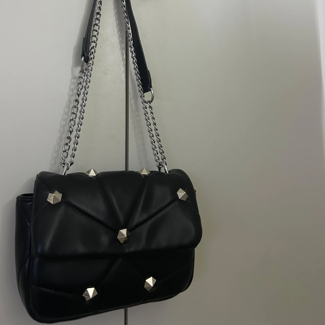 Svart axelväska med kedja