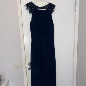 Marinblå balklänning - Säljer nu min balklänning från AX PARIS, tror jag köpte den på bubbelroom men är inte helt hundra. Spetsdetaljer på axlarna, klänning som går hela vägen ner till golvet.  Skulle nog säga storlek S, det står storlek 10 i klänningen. 