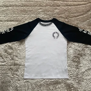 Chrome Hearts Long-Sleeve T-shirt - Säljer nu denna sällsynta Chrome Hearts tröjan som länge vart en favorit hos mig! Tröjan köptes i början av förra året och har används ca 10-12 gånger sedan dess. Den är otroligt stilren och passar till allt! Perfekt nu när sommaren är runt hörnet☀️Skick: 9/10 | Storlek: M | Passar perfekt om du är ca 180cm men även allt där i närheten! Tveka inte på att höra av dig om du är intresserad och kan givetvis skicka fler bilder!😊