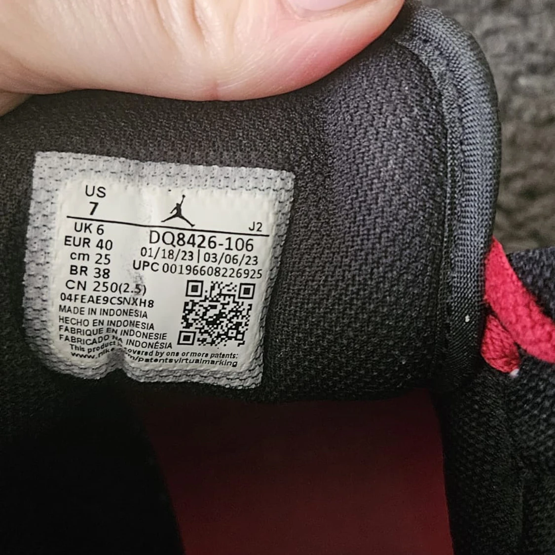 Nike Air Jordans med röd snörning och röd sula - 3