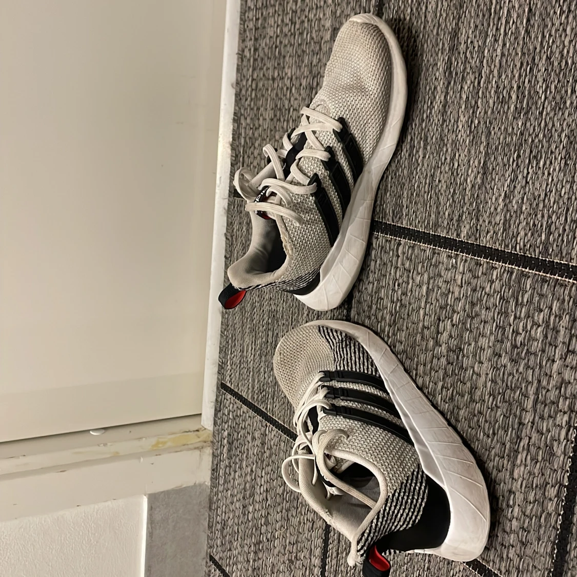 Vita och svarta sneakers från Adidas