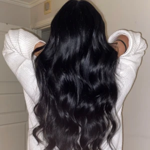 Premium Tejp Extensions 5 packet - Hej! Jag  har endast använt detta hår under 2 veckor på semester så det är otroligt väl omhändertaget och helt NYTT. jag ska färga håret ljusare därför har jag tagit ut löshåret och säljer de vidare då jag ej kan returnera det. Kontakta gärna mig för fler bilder på håret om de så önskas!