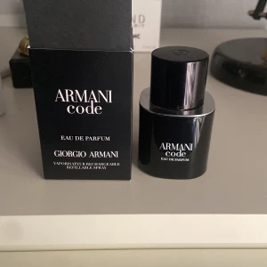 Armani Code Eau de Parfum - Säljer en elegant parfym från Giorgio Armani. Armani code edp. Använd fåtal gånger skulle uppskatta mellan 27-28ml kvar i flaskan 