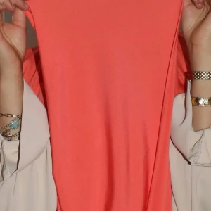 Orange sjal - Säljer en super fin premium jersey sjal från AEMODESTY som är slutsåld, super fin till semestern nu på sommaren eller bara en promenad ute i solskenet. Använd endast en gång. Bilden ser annorlunda ut än verkligheten då min kamera ändrar på färgen men den ser ut såsom på första bilden