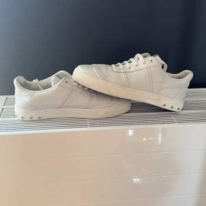 Vita flycrews  - Säljer nu dessa flycrews i perfekt skick och en perfekt vår/sommarsko som passar till allt. 9/10 skick endast en nit borta men har extra nitar hemma som medföljer samt allt og! Vid fråga hör av er:))