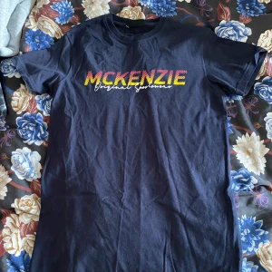 McKenzie Tshirt - McKenzie Tshirt med logga på bröstet, funkar även som storlek S 