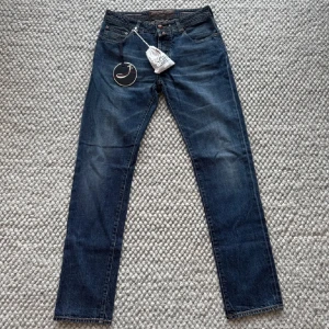 Jacob cohen jeans - Jacob Cohen Jeans - Storlek: 33, Benlängd 111cm, midja 41cm Modell: 688 Slim fit - Nypris 5000kr 