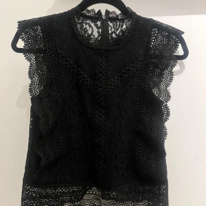 Svart spetsblus🤍 - Elegant spetsblus, perfekt till finare evenemang och fest🤍 aldrig använd och därför säljs den! 