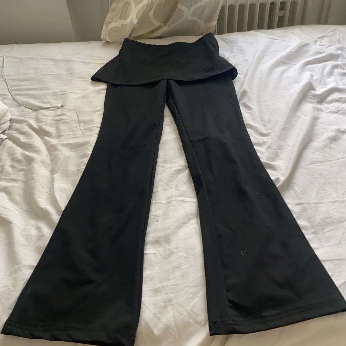 Utsvänga kostymbyxor med kjol