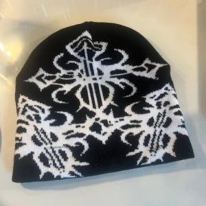 Svart och vit mössa med mönster - Snygg svart mössa med ett iögonfallande vitt mönster. Passar perfekt till Y2K stilen. 💕Pris går att diskutera 💕