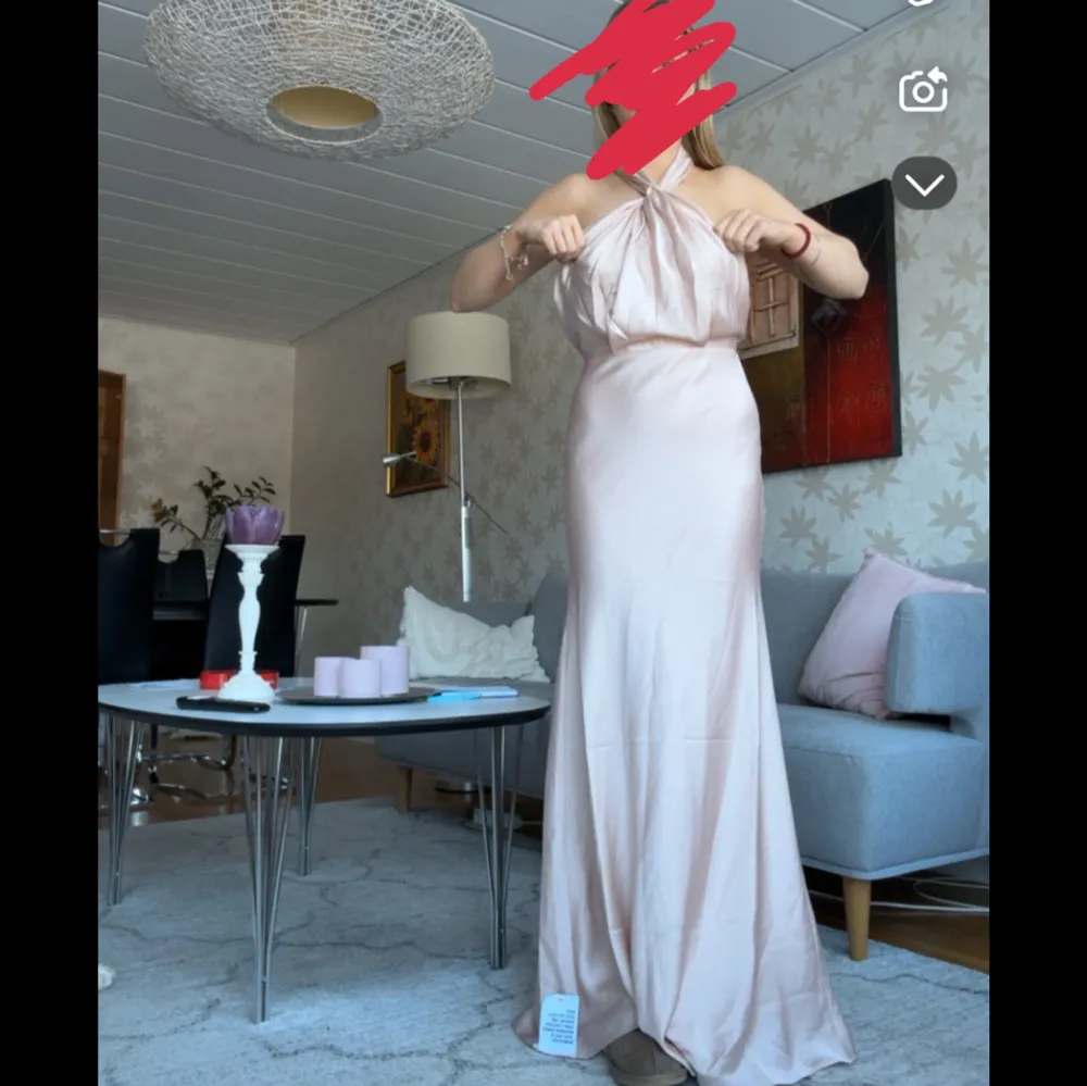 Elegant champagnefärgad långklänning med halterneck-design. Klänningen har en mjuk och flytande passform som ger en lyxig känsla. Jag är 170cm och har testat klänningen med klackar och den blir inte för kort. Storlek 36! Klänningen är från ASOS och köptes i höstas men har endast testats så den är som ny, prislappen finns kvar! Köptes för 1349kr!💞Färgen är lite missvisande på bild 1, på bild 2 syns tydligare vilken färg det är i dagsljus! . Mekot.