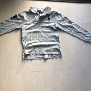 Ralph lauren långärmad piké  - Säljer en raffe piké i storlek L i barn som motsvarar xs. Fraktar inom 1-2 dagar.