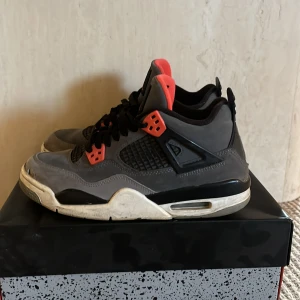 Jordan 4 Infra red  - Säljer nu mina gamla Jordan 4. Köpta på footlocker. Inget större fel på de förutom lite läder som lossnat på tån. Box medföljer självklart. 