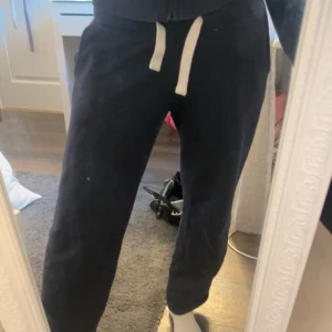 Blåa mjukisbyxor med snörning - Säljer nu mina mjukisbyxor från Russemerch då dessa mjukisbyxor är alldeles för korta på mig som är 171 cm, jättefina och jättesköna annars.💞💞