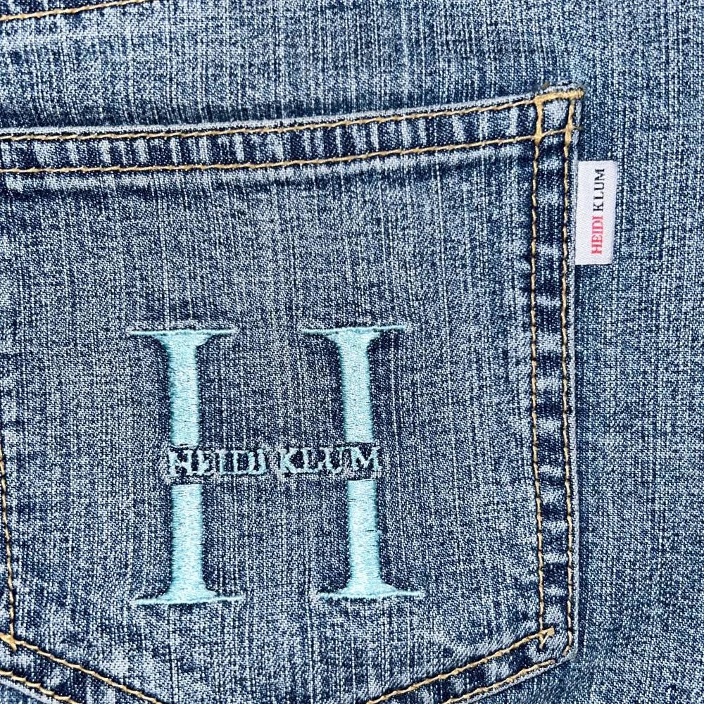 Snygg jeanskjol från Heidi Klum med klassisk femficksdesign och broderad logga på bakfickan. Kjolen har en normal passform och är perfekt för en avslappnad stil. Den är tillverkad i slitstarkt denim och har en knapp- och dragkedjestängning framtill. Pris kan diskuteras!. Hameet.