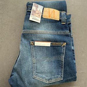 Nudie jeans - Nudie Jeans av modellen Thinn Finn Storlek: 30/34 - Skicket på jeansen är ny med prislapp - 100/10 - mitt pris: 599- Nypris: 1599kr.   En stor fördel med Nudies jeans jämfört mot Levis, Tiger of Sweden, Replay, Lee, Acne, dondup osv. Ar att du kan lämna in dem gratis for reparation eller uppläggning i Stockholm, Göteborg eller Malmö. Pa sa vis förlängs livslängden rejalt.