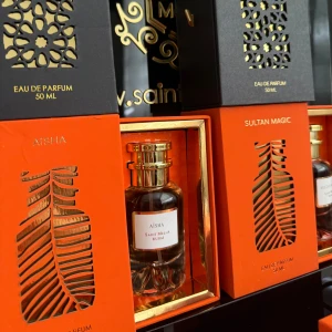 Unika parfymer - Elegant parfymflaska. Flaskan är placerad i en lyxig orange förpackning med gulddetaljer och ett dekorativt mönster. Parfymen kommer i en 50 ml flaska. 16 olika dofter för endast 350-400kr, doften håller väldigt länge. 