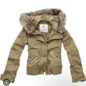 Abercrombie and Fitch jacka - Intressekoll på min Abercrombie and Fitch jacka då den inte kommer till användning och förtjänar att bli sedd😜 det står att den är i storlek XL men skulle säga att den mer är en medium.
