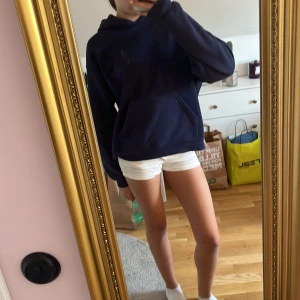 Vita shorts - Säljer ett par vita low waist shorts 💕