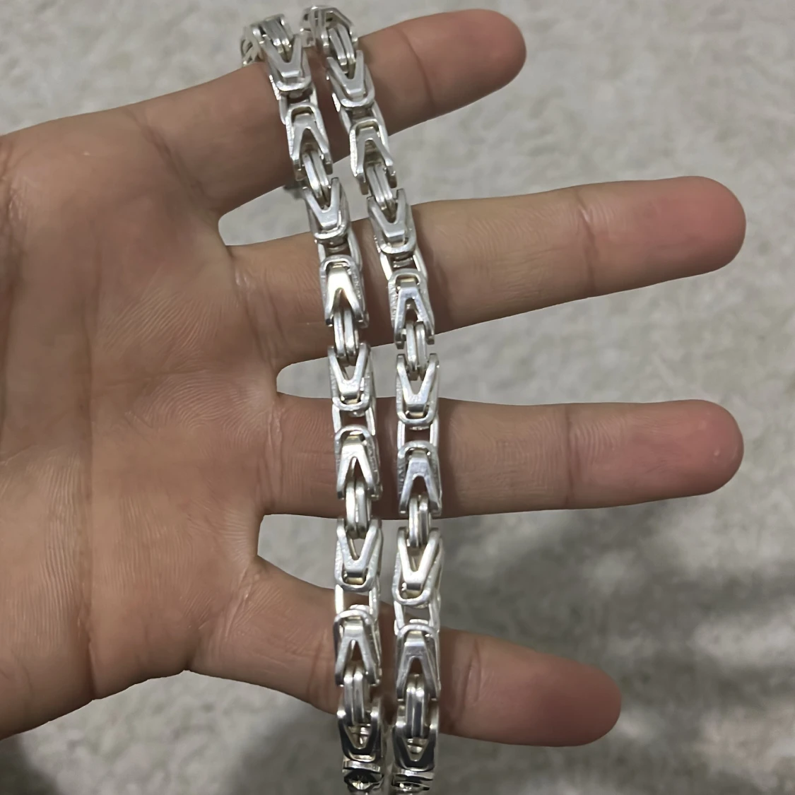 Silverfärgat halsband med kedjedesign - 1