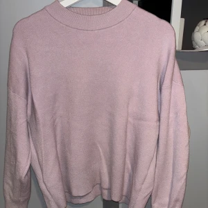 Ljusrosa stickad tröja - Säljer en ljusrosa stickad tröja med rund hals och långa ärmar. Från veromoda