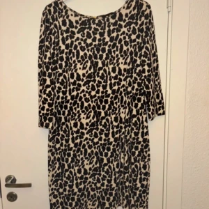 Leopardmönstrad klänning från Vila - Ej använd. Snygg leopardmönstrad klänning från Vila med trekvartsärmar och dragkedja i ryggen. Perfekt för att sticka ut med stil. 🐆