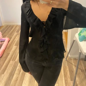 Blus med volanger  - Jättesnygg blus med volanger från monki❤️ endast använd ca 2 gånger❤️
