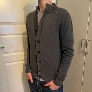 100% merinoull kofta - Säljer denna snygga kofta i 100% merinoull! Den är i ett väldigt bra skick! Storlek S!  Hör gärna av dig om du har frågor! 