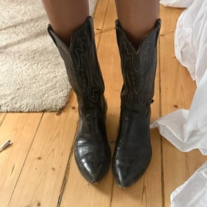 Cowboy boots - Så snygga cowboy boots i storlek 40! Lite slitningar (se bild) köpa på vintage & friends för 1200 kr 