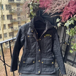 Svart quiltad jacka från Barbour - Mycket fint skick, saknas tyvärr midjerem men inget man stör sig på, nypris på flera tusen kronor hos NK så passa på! Måtten finns på bild 3 uppskattar storlek till XS-S.  Köp gärna i bundles för att underlätta i frakt och på detta vis blir jag mer flexibel i pris! Våga buda! 🚚🤝