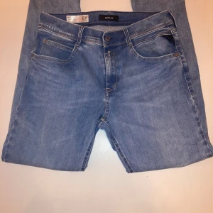 Blå jeans från Replay - Snygga blå jeans från Replay med en klassisk femficksdesign. De har en knappgylf och är tillverkade i ett bekvämt material som ger en bra passform. Perfekta för en avslappnad stil. Säljer för superpris, vid frågor är det bara att skriva🌟