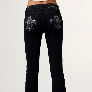 Svarta miss me jeans - Säljer mina helt nya och oanvända Miss Me jeans! Storlek W26 och Längd 30, säljer pga dom är för stora för då det är min vän på bilden💗