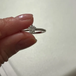 Pandora ring!!! - Elegant silverring med en stjärnformad klar sten. Ringen har inskriptionen 'Dreamer' på insidan och är tillverkad i 925 sterling silver. Använd sparsamt!! Nypris 399kr!! 