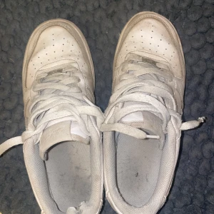 Vita Nike Air Force 1 sneakers - Säljer ett par klassiska vita Nike Air Force 1 nice till sommaren även till vintern