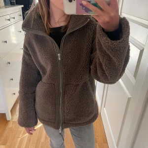 Brun teddyjacka med dragkedja - Super mysig teddy jacka från h&m, väldigt poppis och alltid slutsåld. Säljer då den tyvärr inte kommer till användning, ända defekten (se bild) är på slutet av dragkedjan men den funkar helt normalt och det är inget som syns när man har på sig den ❤️