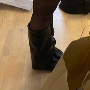 Svarta stövlar-boots - Snygga svarta stövlar i skinn med en stilren design. Perfekta för att komplettera en trendig outfit. De har en klassisk look som passar till många olika stilar.